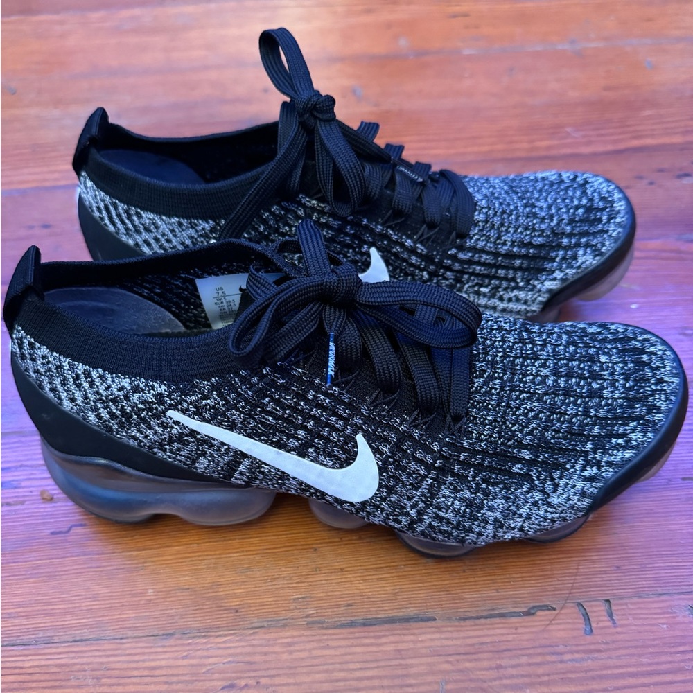 black and white nike vapor max